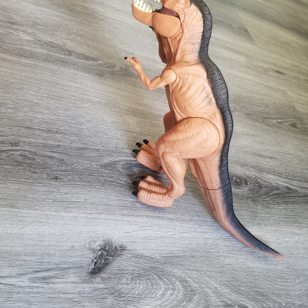 Walling roaring dinosaur - Picture 2 of 2